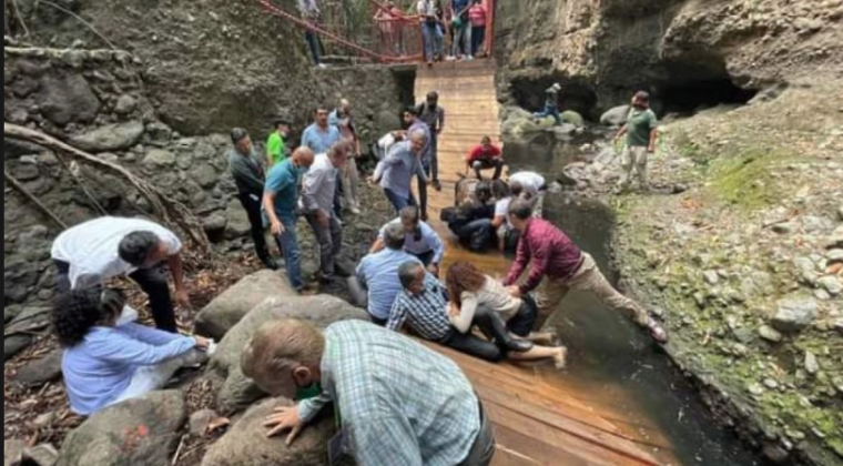 Caída de puente colgante en Daule deja cuatro lesionados y desencadena búsqueda de afectados.