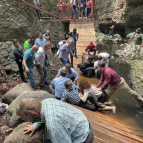 Caída de puente colgante en Daule deja cuatro lesionados y desencadena búsqueda de afectados.